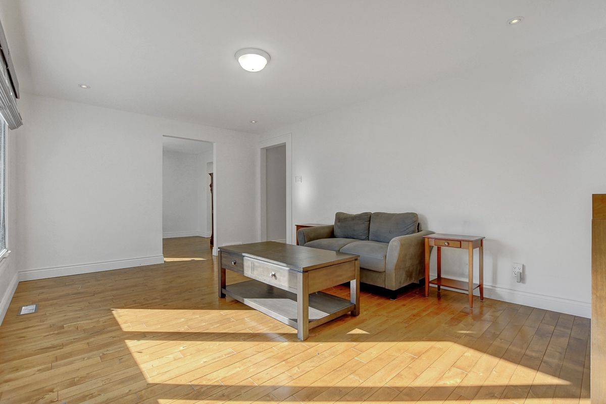 Beacon Hill North - South And Area, ON K1J 6V9,1142 Elmlea DR