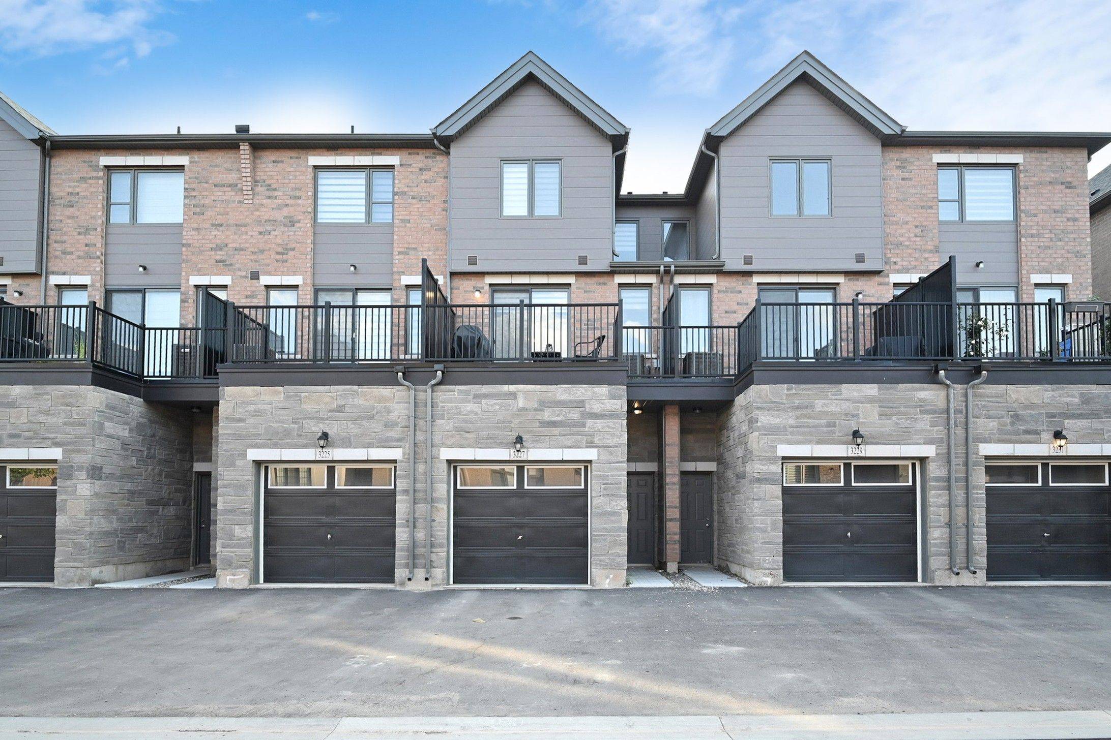 Oakville, ON L6H 0V9,3227 Sixth Line