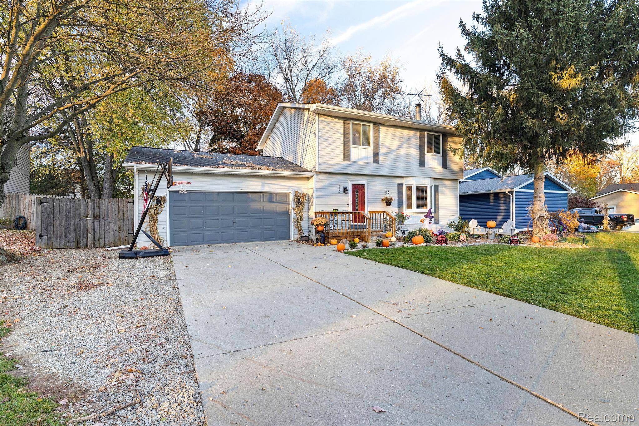 Wixom, MI 48393,3764 LOON LAKE RD