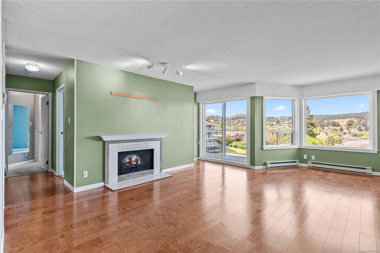 Nanaimo, BC V9S 5P1,2560 Departure Bay Rd #405