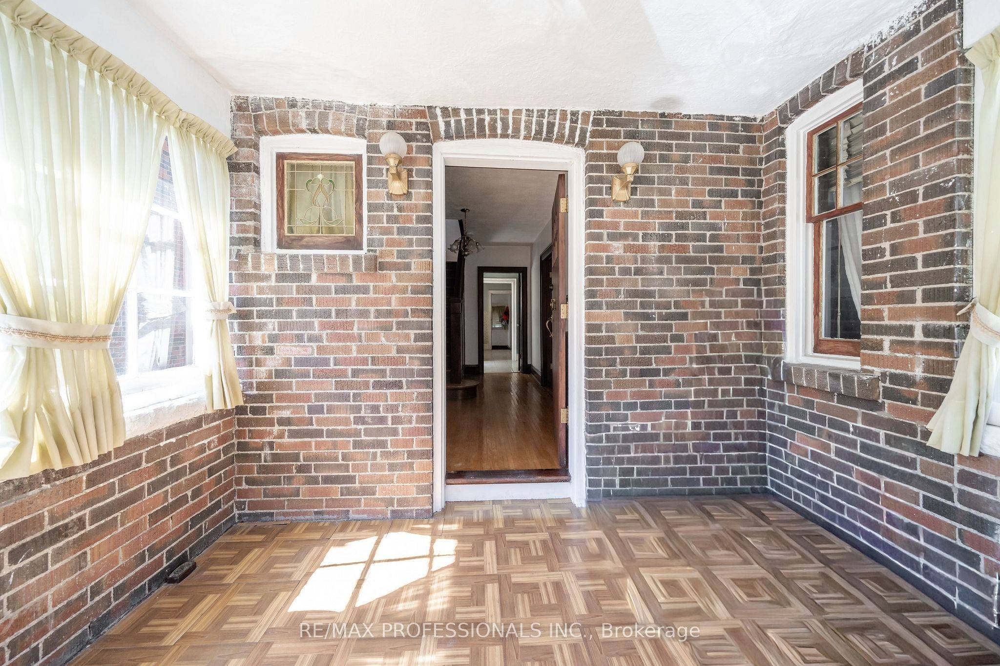 Toronto W06, ON M8V 2N1,24 Queens AVE