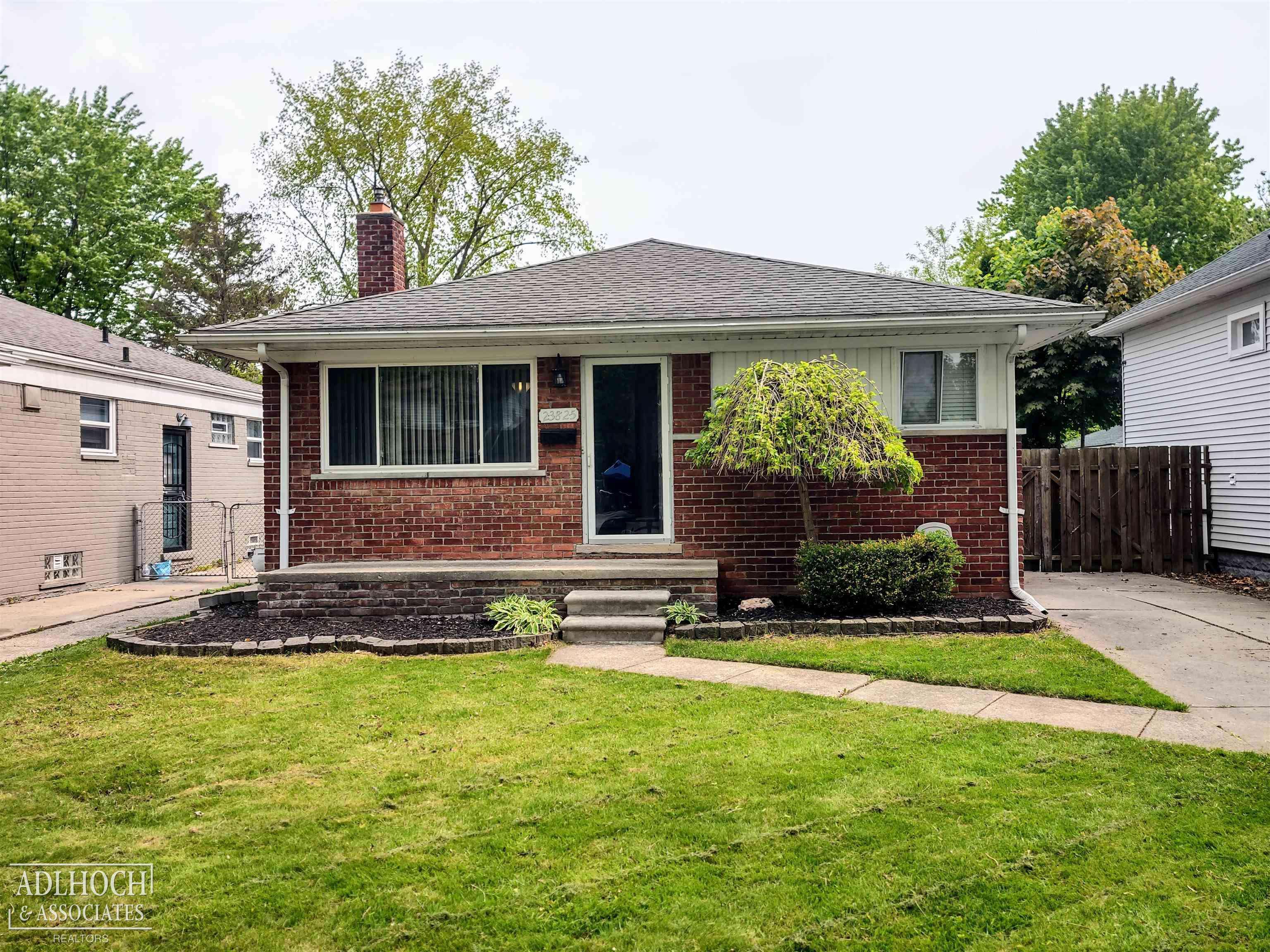 Saint Clair Shores, MI 48082,23825 Deziel