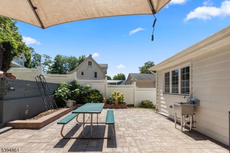 Kearny Town, NJ 07032,692 Passaic Ave