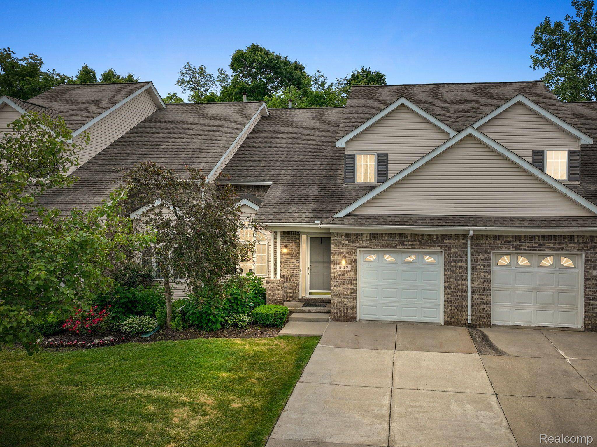 Wixom, MI 48393,507 NATURES COVE CT