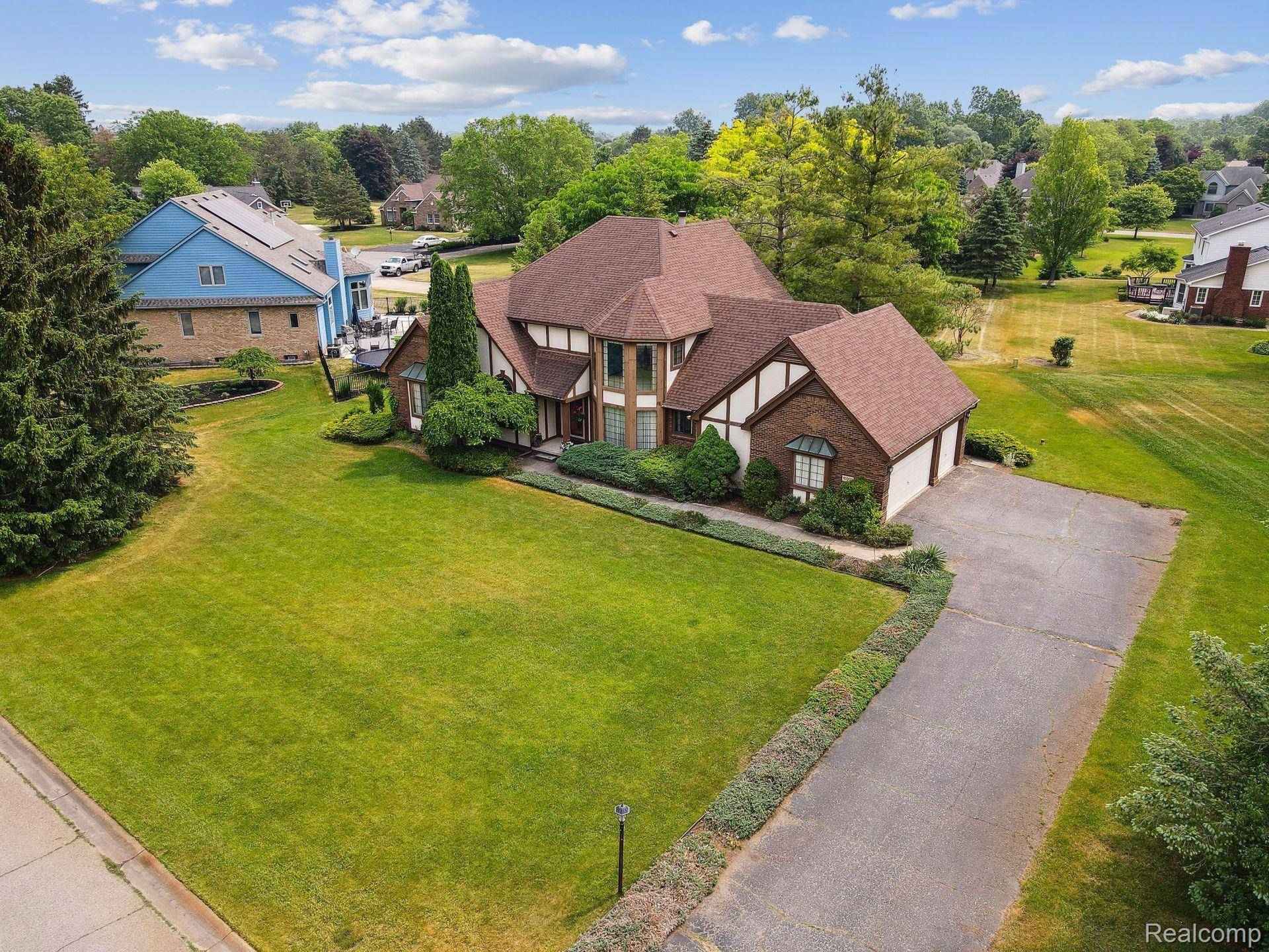 South Lyon, MI 48178,10207  AYLEBURY DR