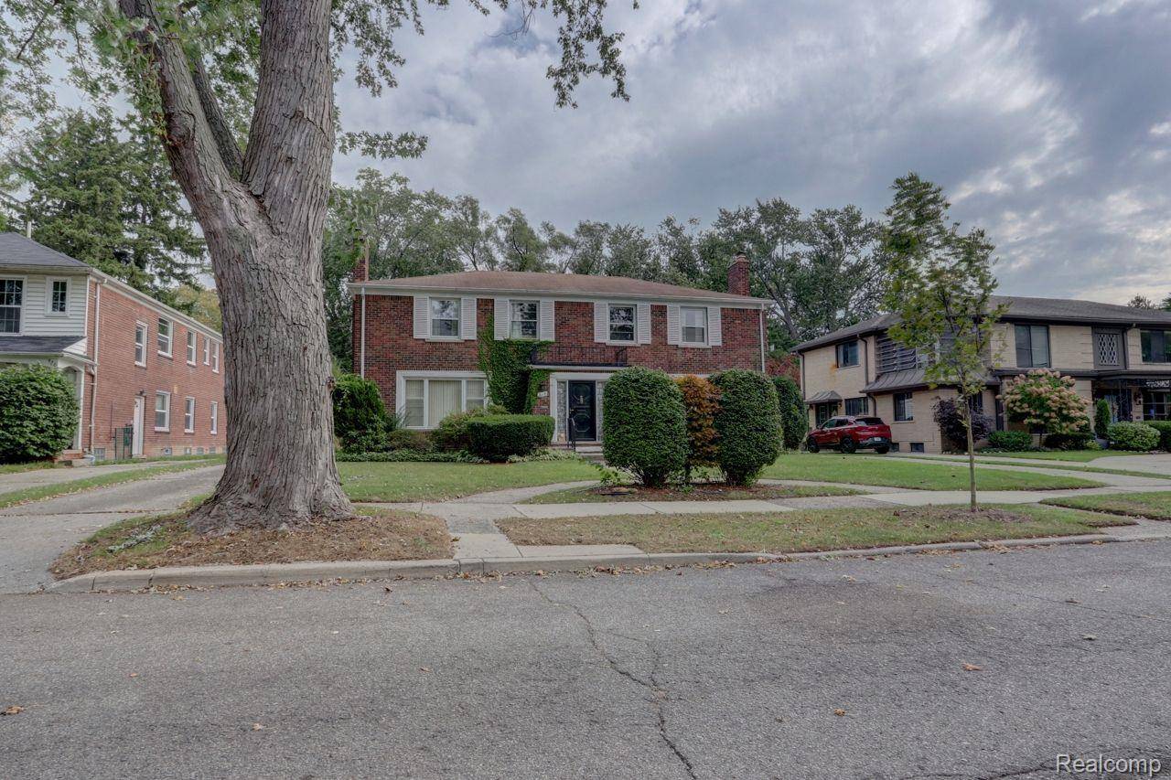 Grosse Pointe Park, MI 48230,916 HARCOURT RD