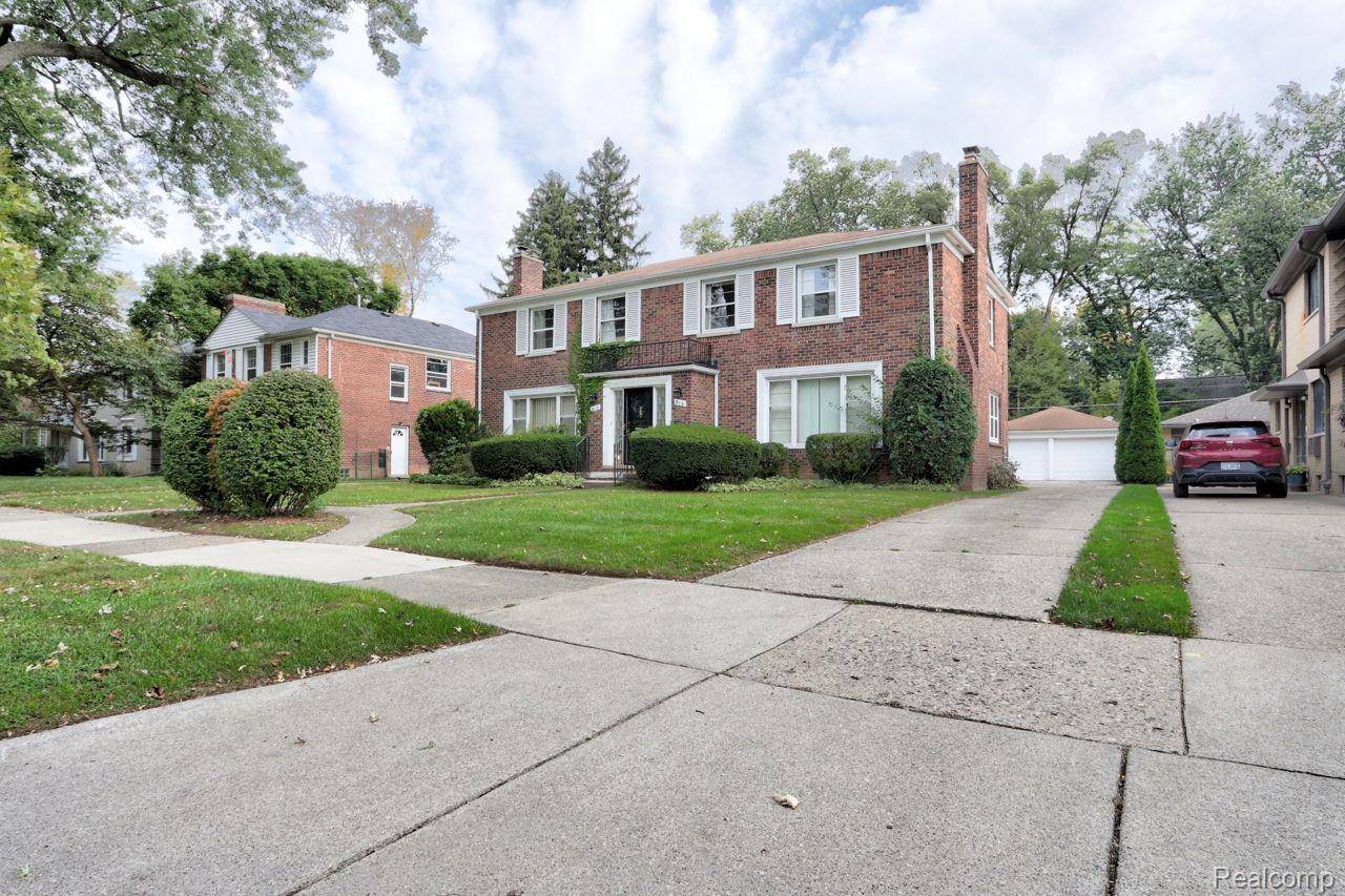 Grosse Pointe Park, MI 48230,916 HARCOURT RD