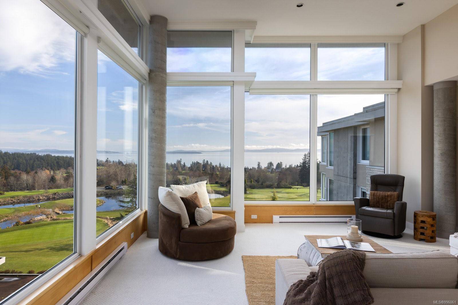 Saanich, BC V8Y 3H9,5350 Sayward Hill Cres #604