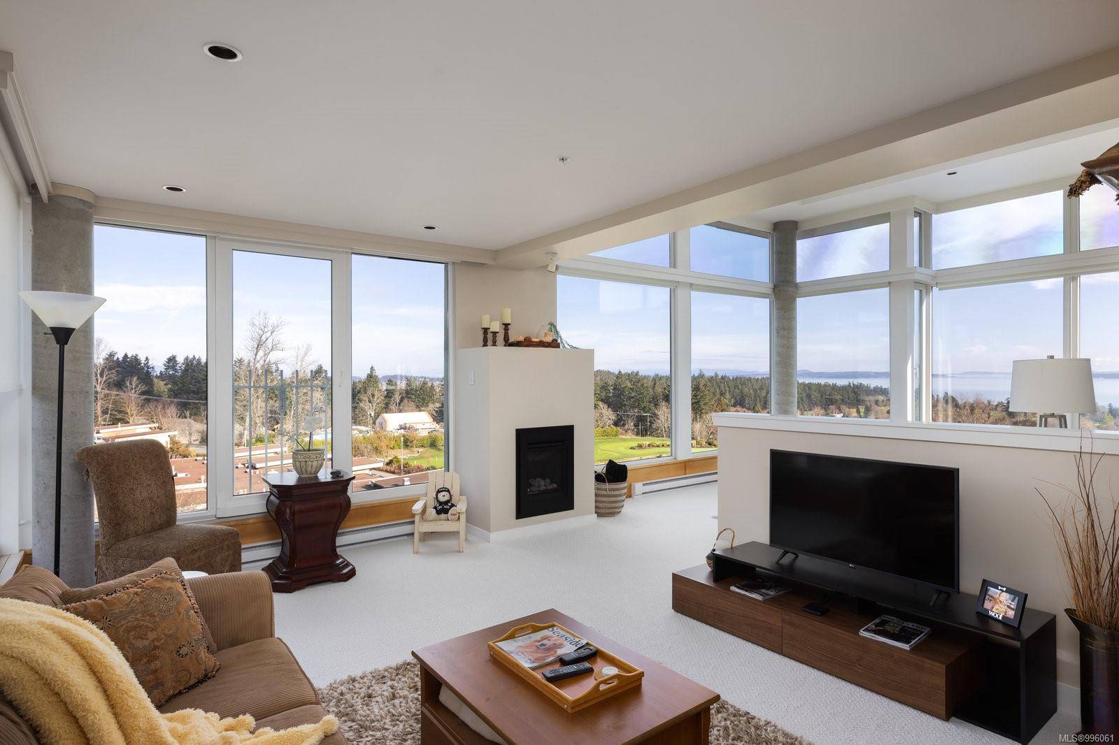 Saanich, BC V8Y 3H9,5350 Sayward Hill Cres #604