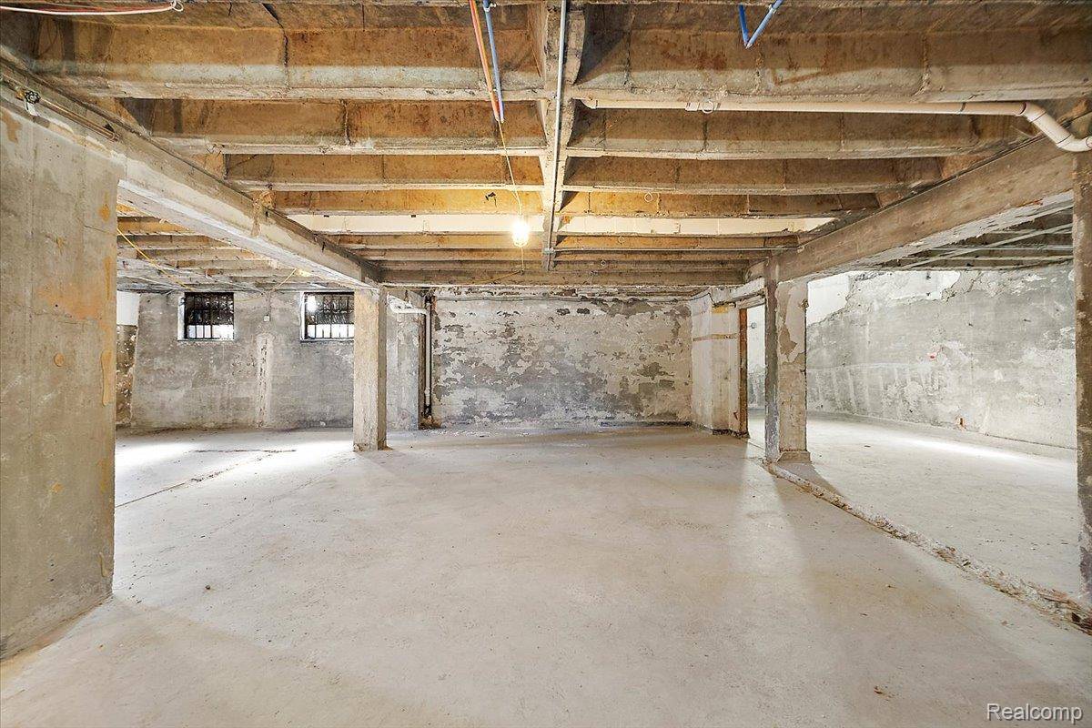 Detroit, MI 48207,2761 E Jefferson AVE