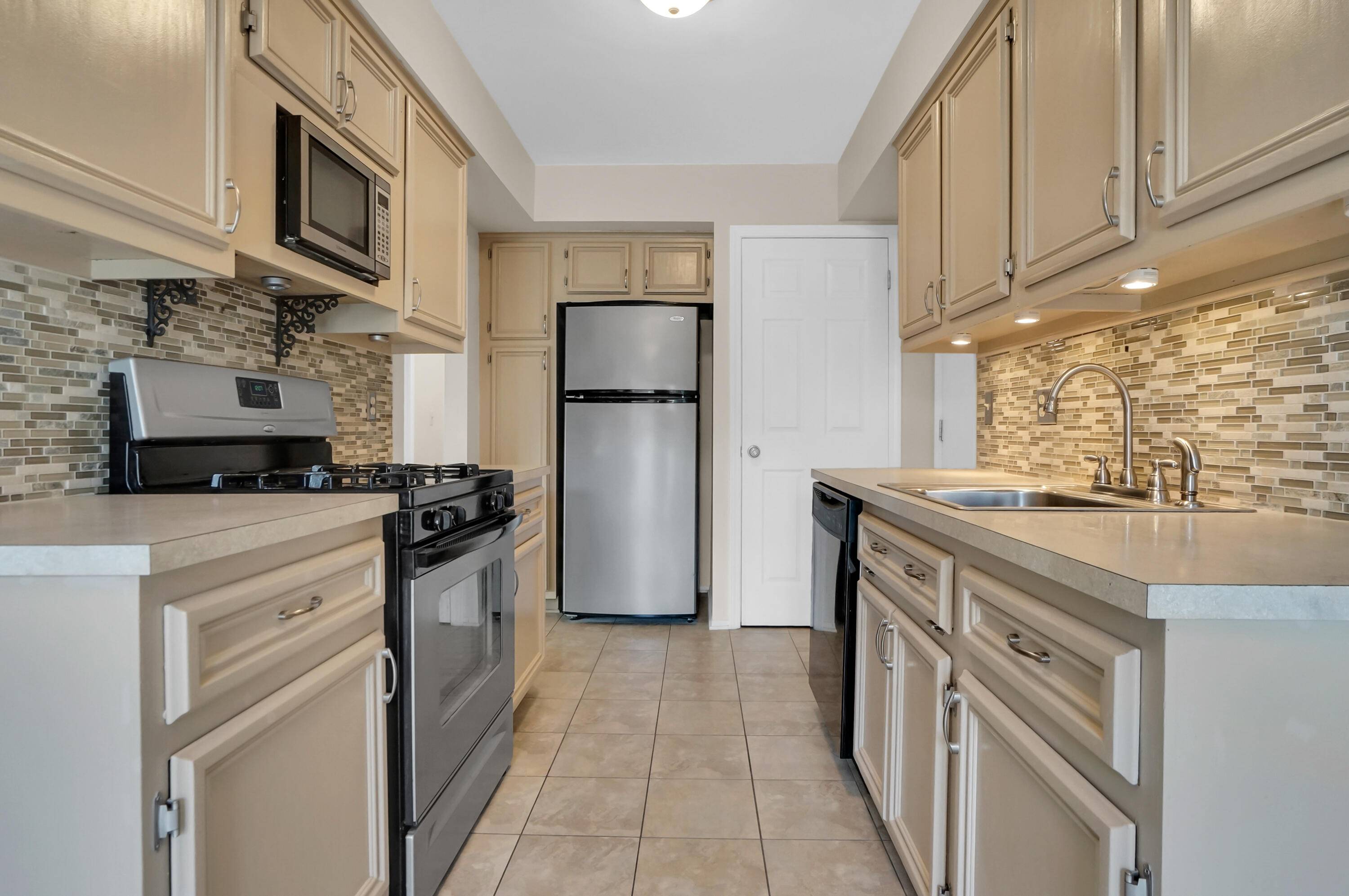 Clinton Twp, MI 48038,15853 Cambridge DR ##5