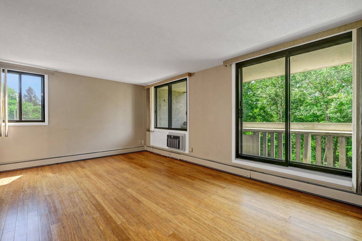 Britannia - Lincoln Heights And Area, ON K2B 8G5,415 Greenview AVE #304