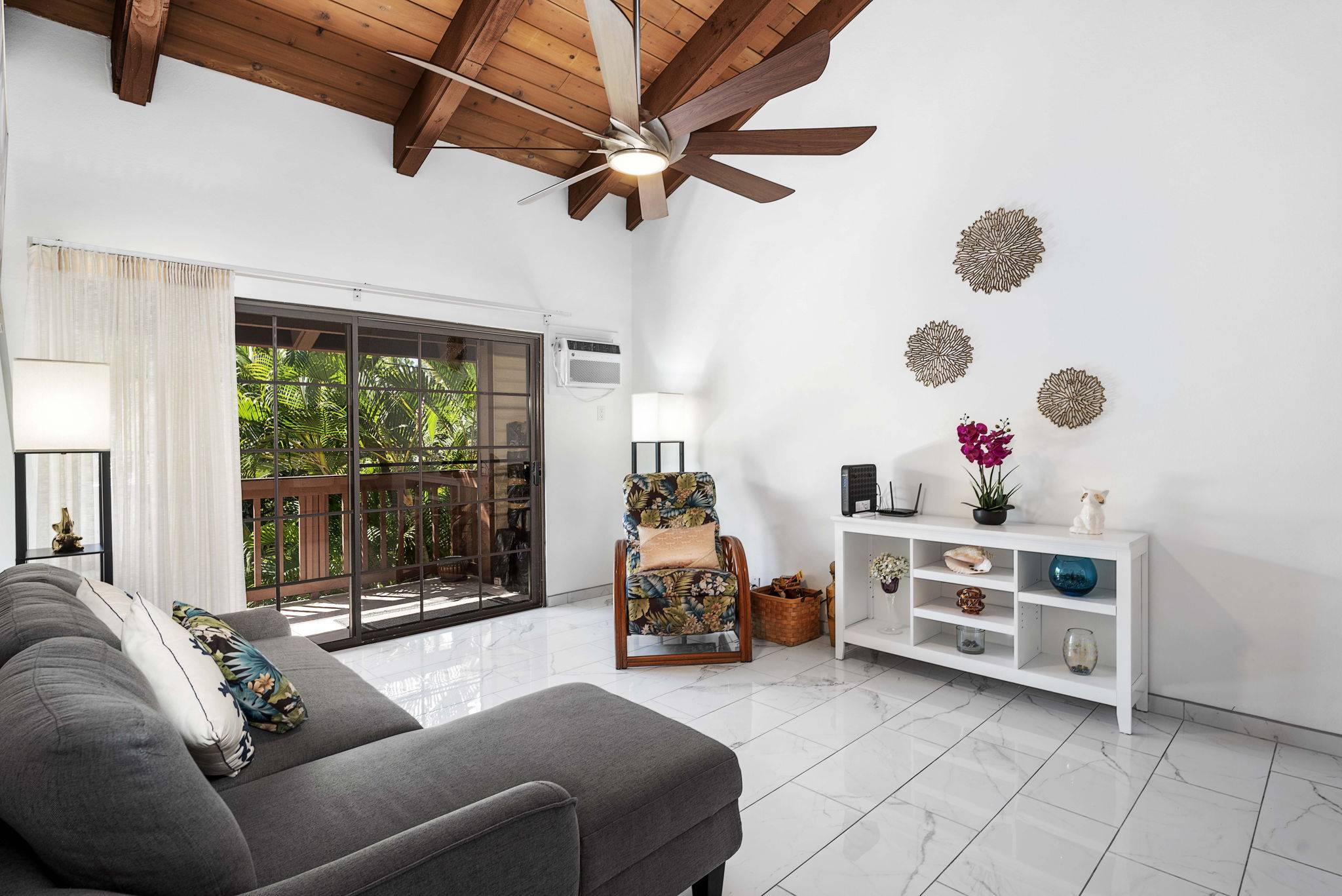 Kailua-kona, HI 96740,75-123 LUNAPULE RD #107