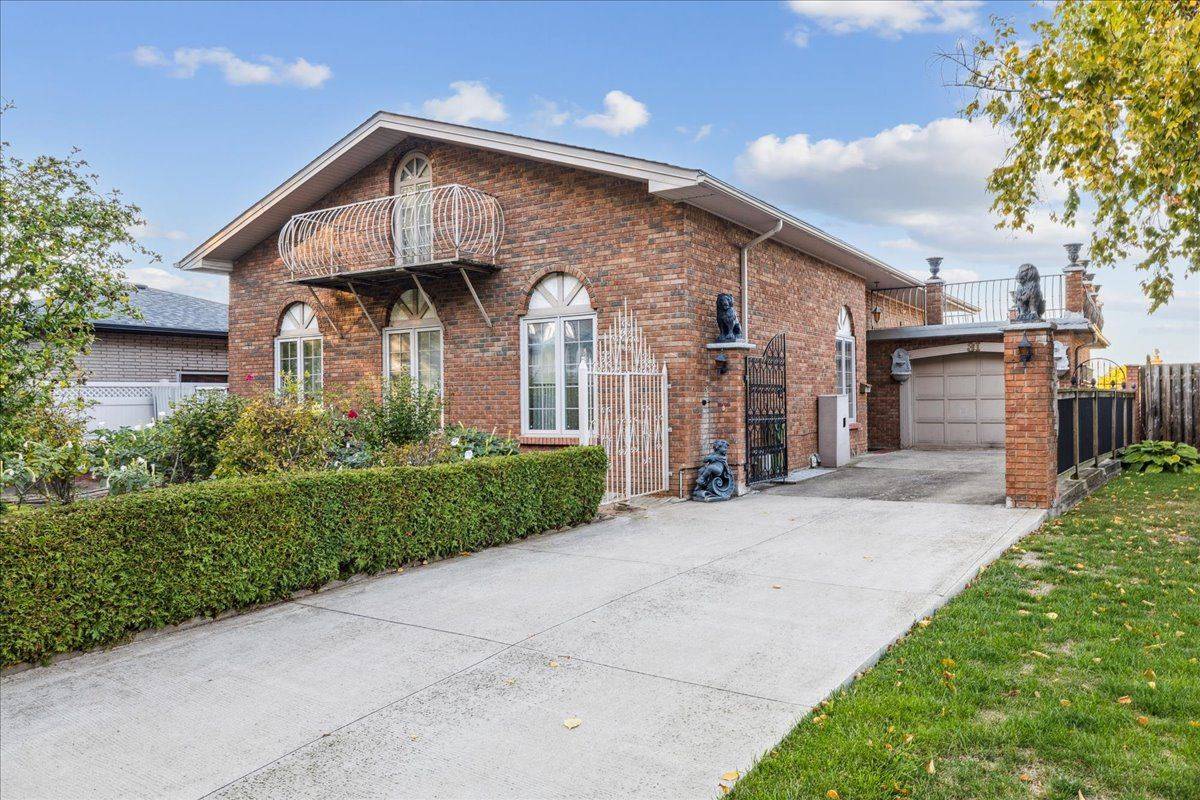 Hamilton, ON L8G 2T9,31 Palm CT
