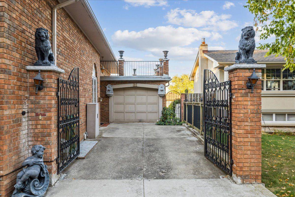 Hamilton, ON L8G 2T9,31 Palm CT