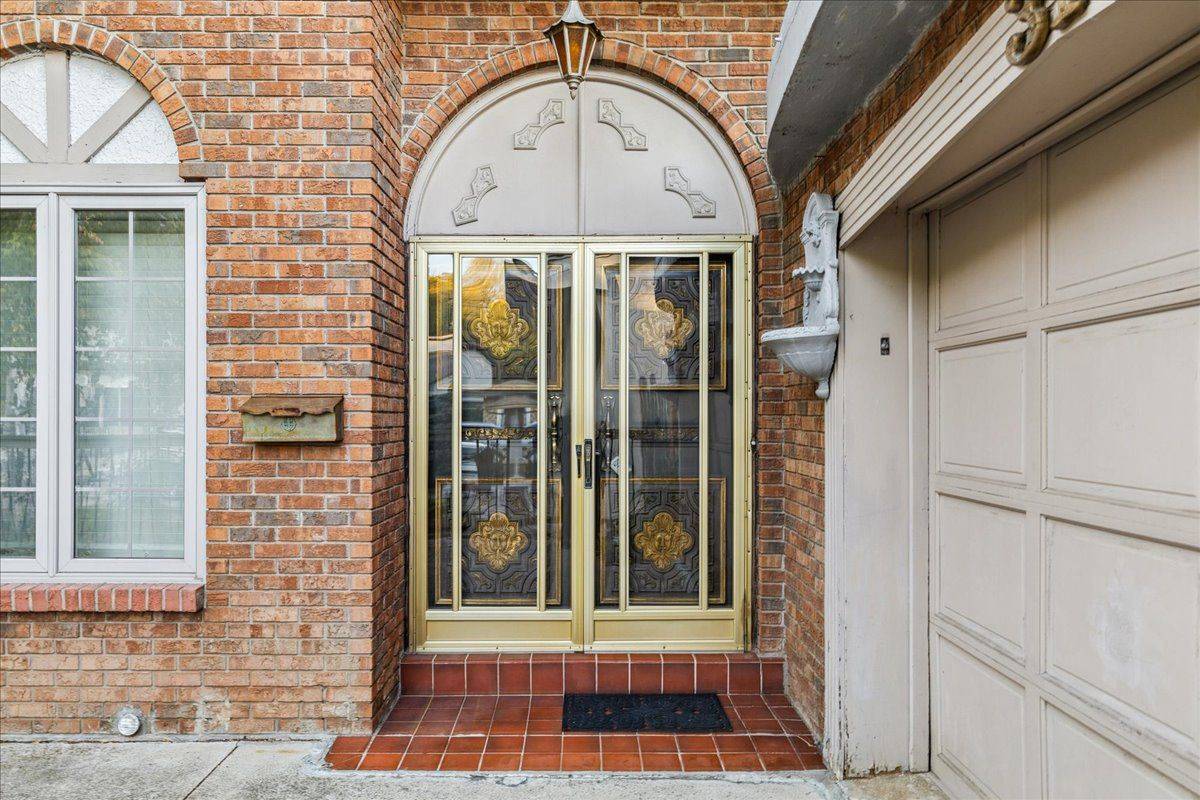 Hamilton, ON L8G 2T9,31 Palm CT