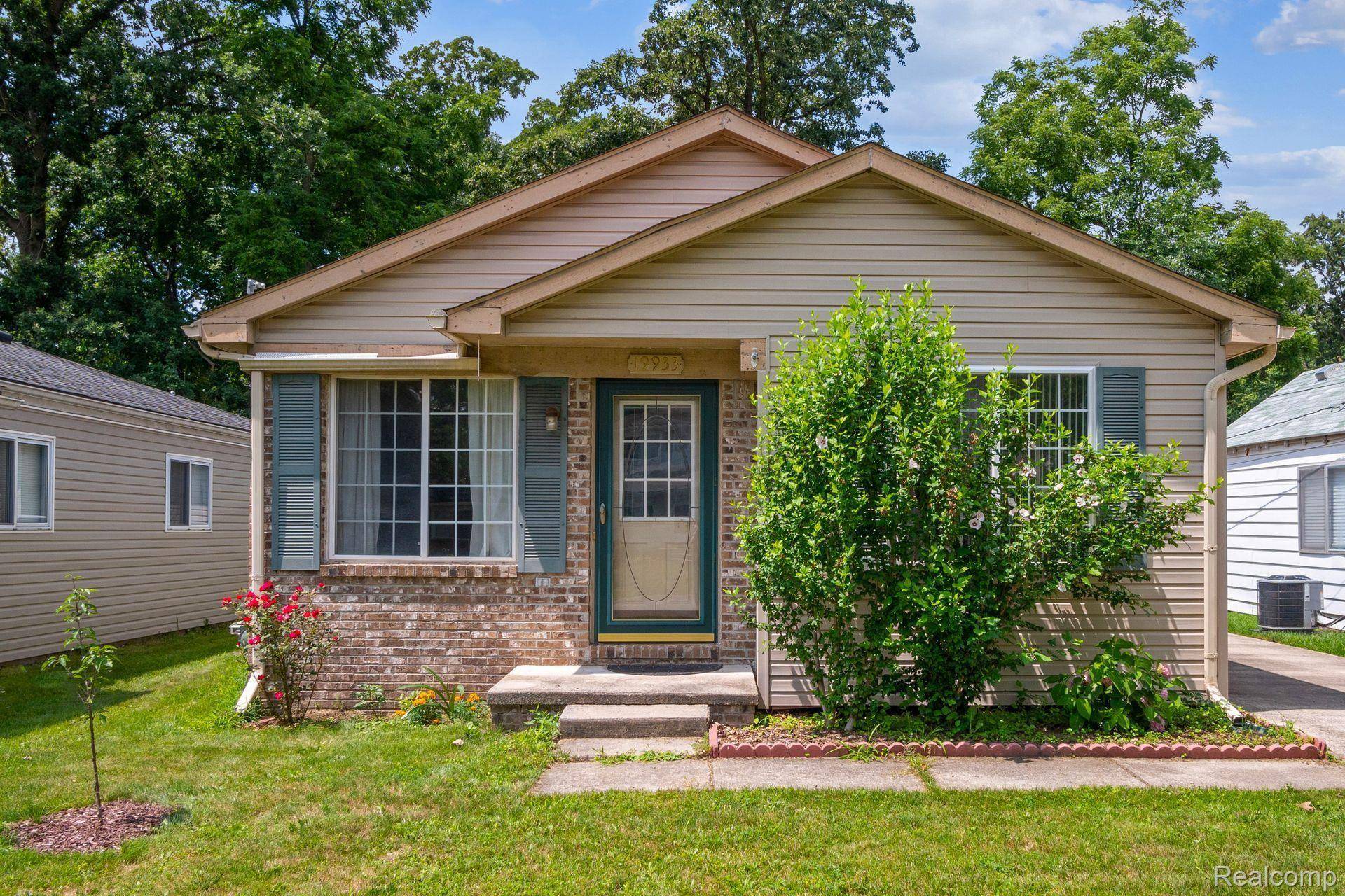 Livonia, MI 48152,19933 RENSELLOR ST