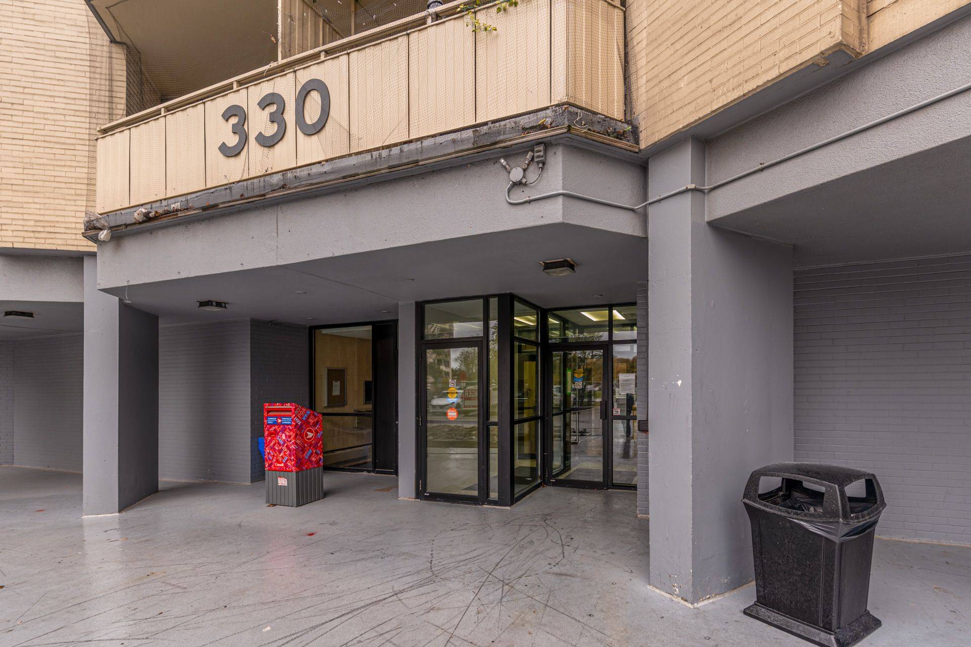 Toronto W09, ON M9R 1S9,330 Dixon RD #902