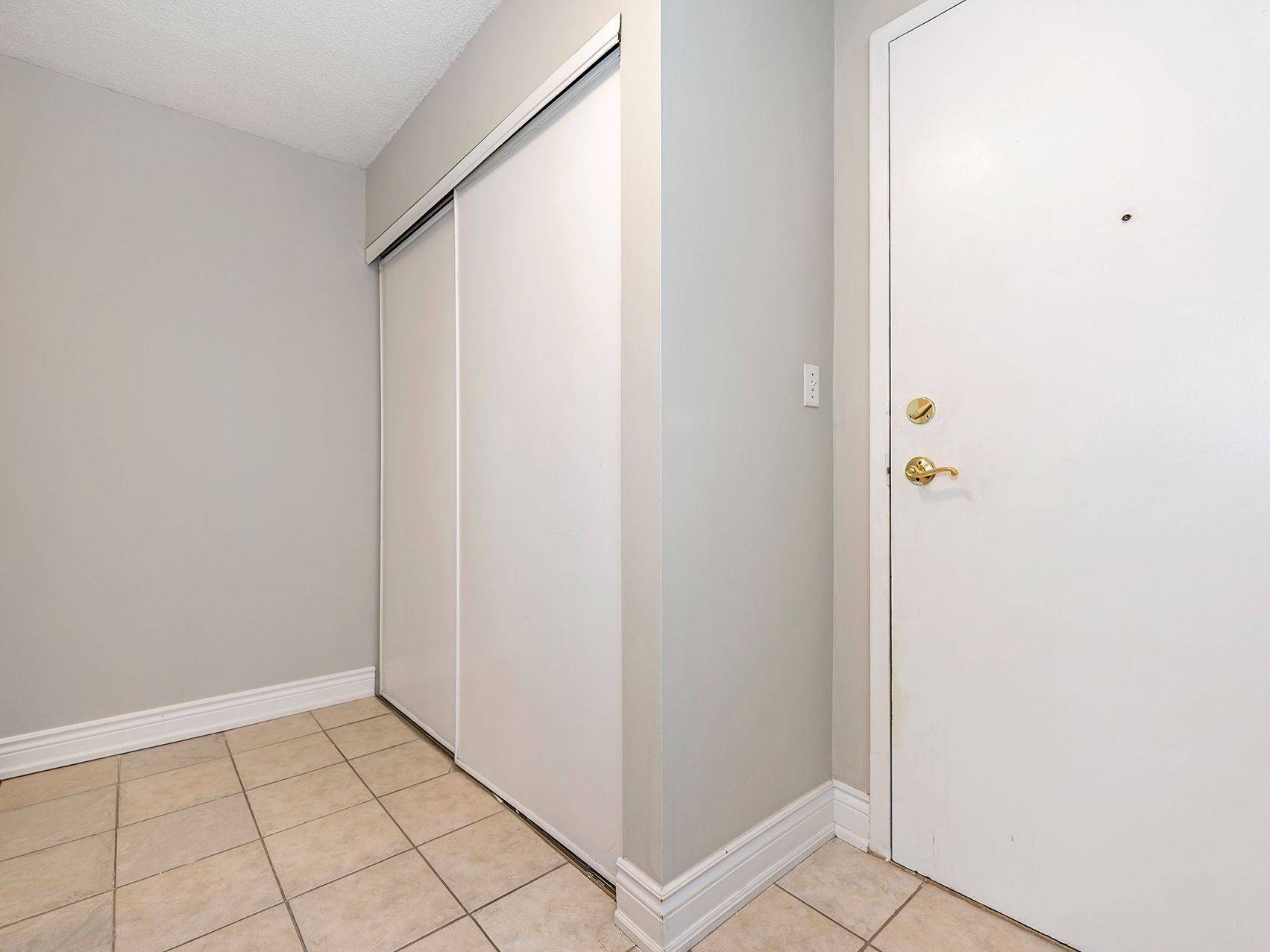 Mississauga, ON L5B 3Z1,145 Hillcrest AVE #1812