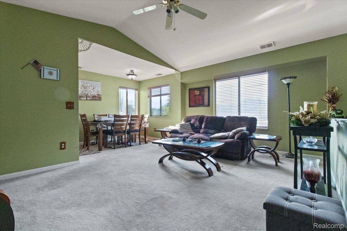 Roseville, MI 48066,17414 UTICA OAKS LN