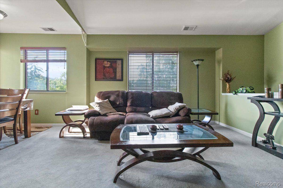 Roseville, MI 48066,17414 UTICA OAKS LN