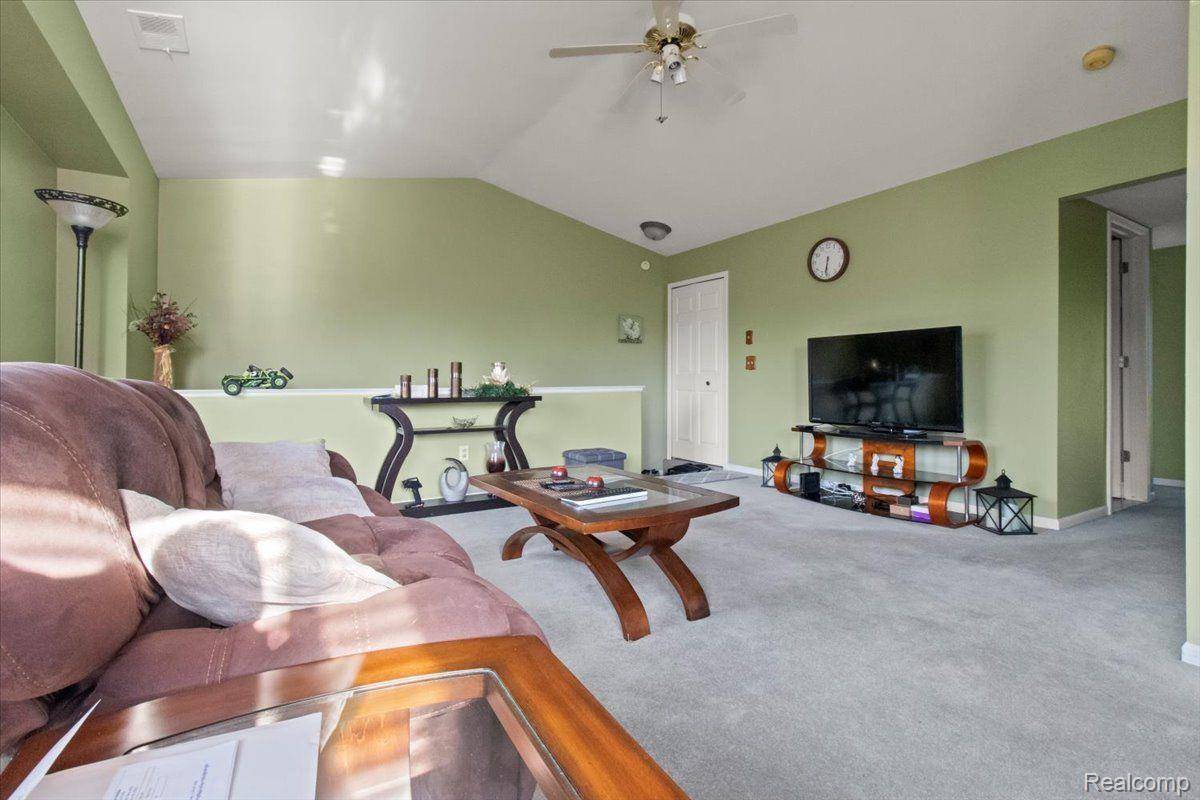 Roseville, MI 48066,17414 UTICA OAKS LN