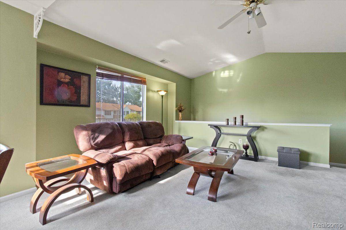 Roseville, MI 48066,17414 UTICA OAKS LN