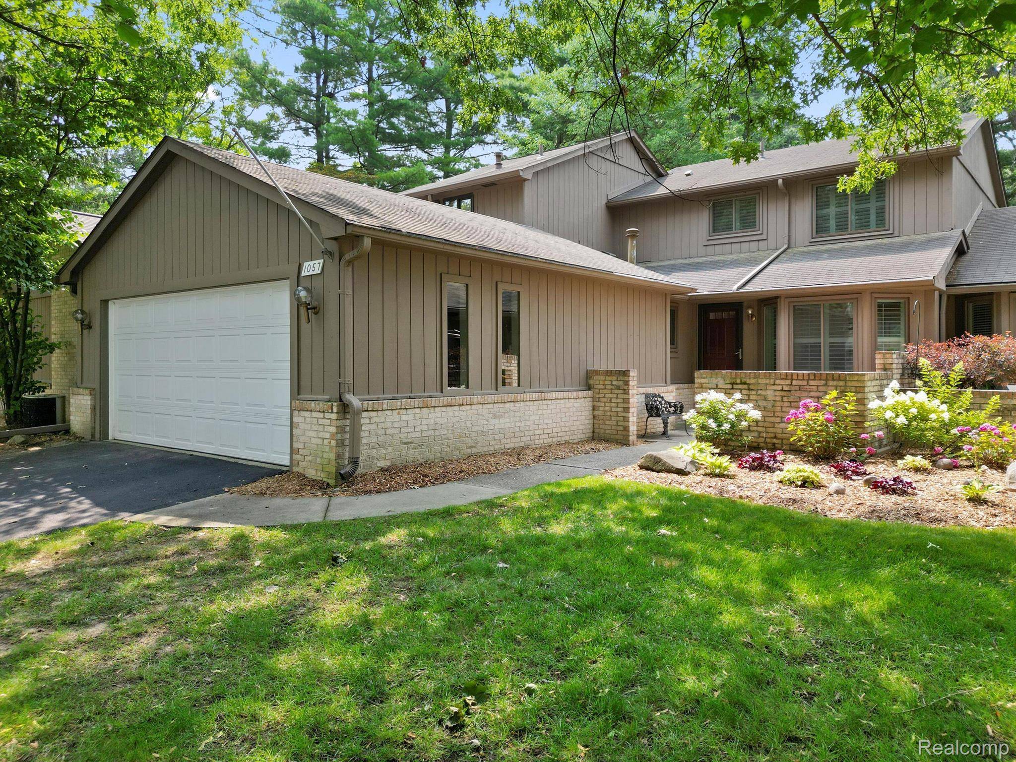 Waterford, MI 48327,1057 OAK POINTE DR