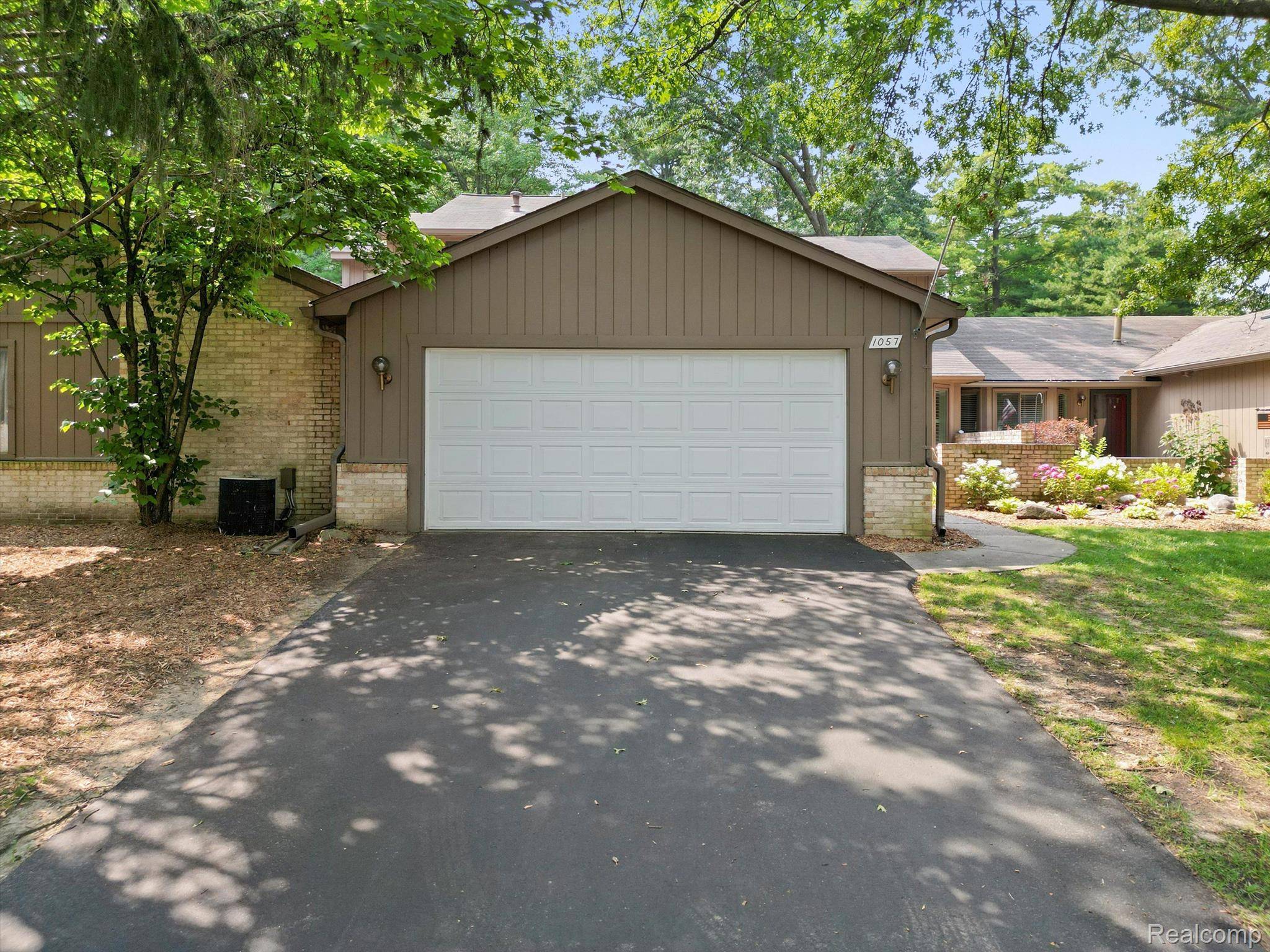 Waterford, MI 48327,1057 OAK POINTE DR