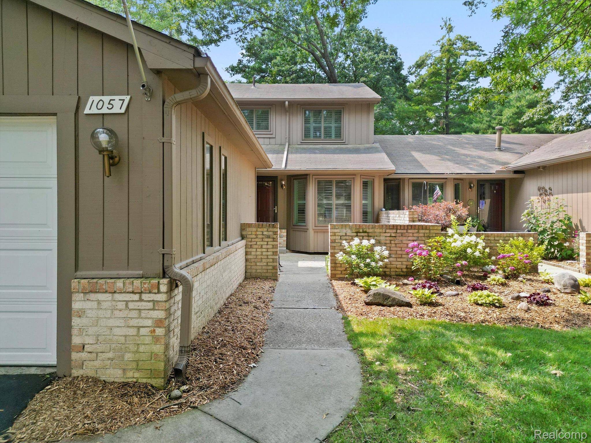 Waterford, MI 48327,1057 OAK POINTE DR