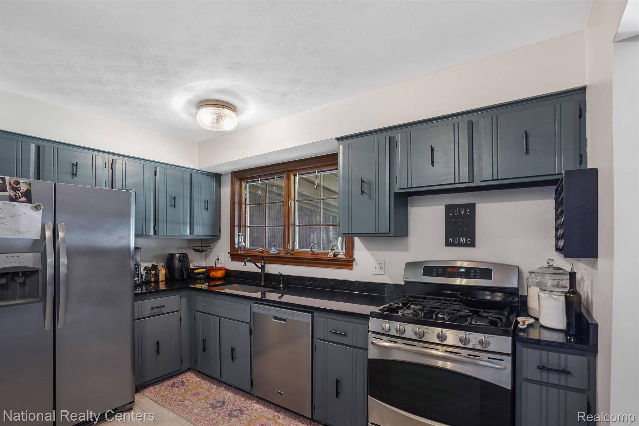 Woodhaven, MI 48183,24221 HERITAGE DR