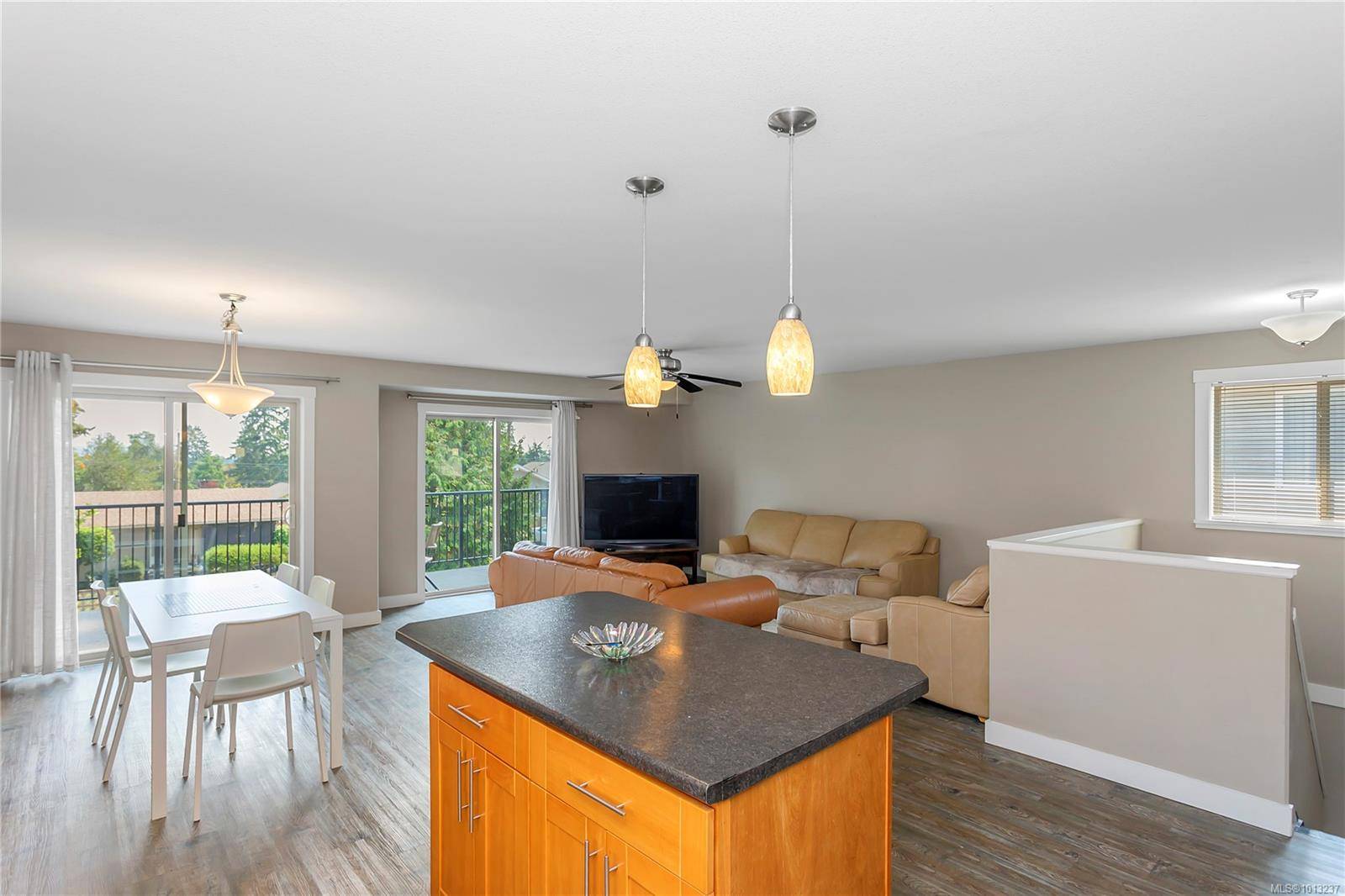 Nanaimo, BC V9R 3M8,633 Hillcrest Ave