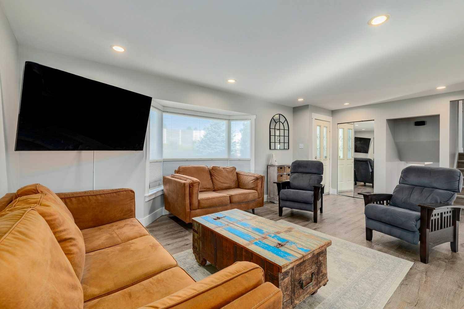 Calgary, AB T3E 4K7,1816 Glasgow DR SW