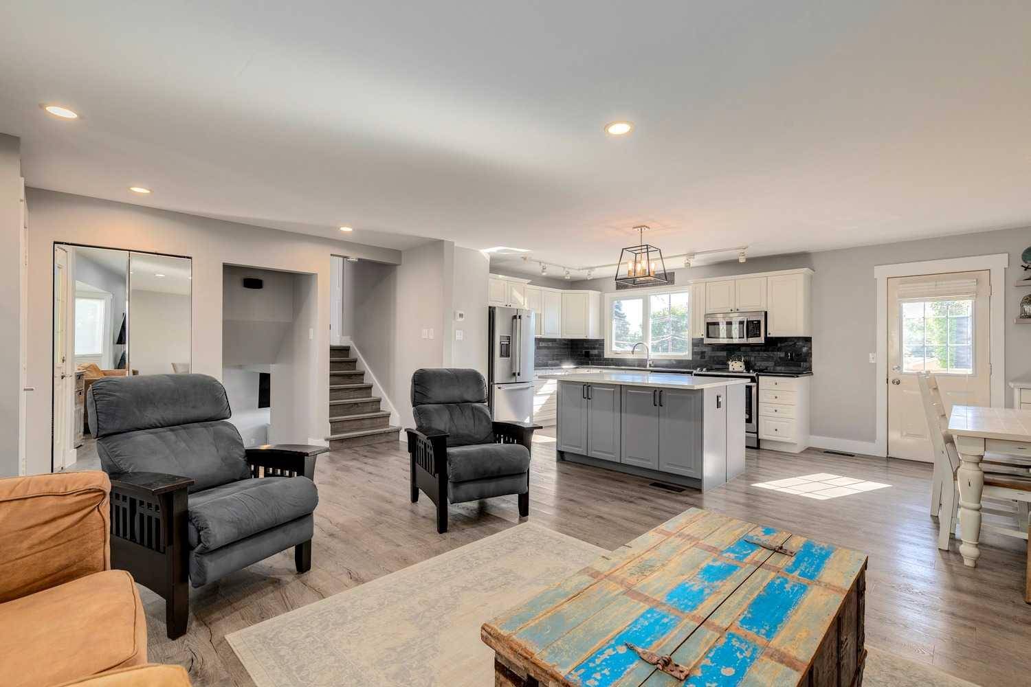 Calgary, AB T3E 4K7,1816 Glasgow DR SW