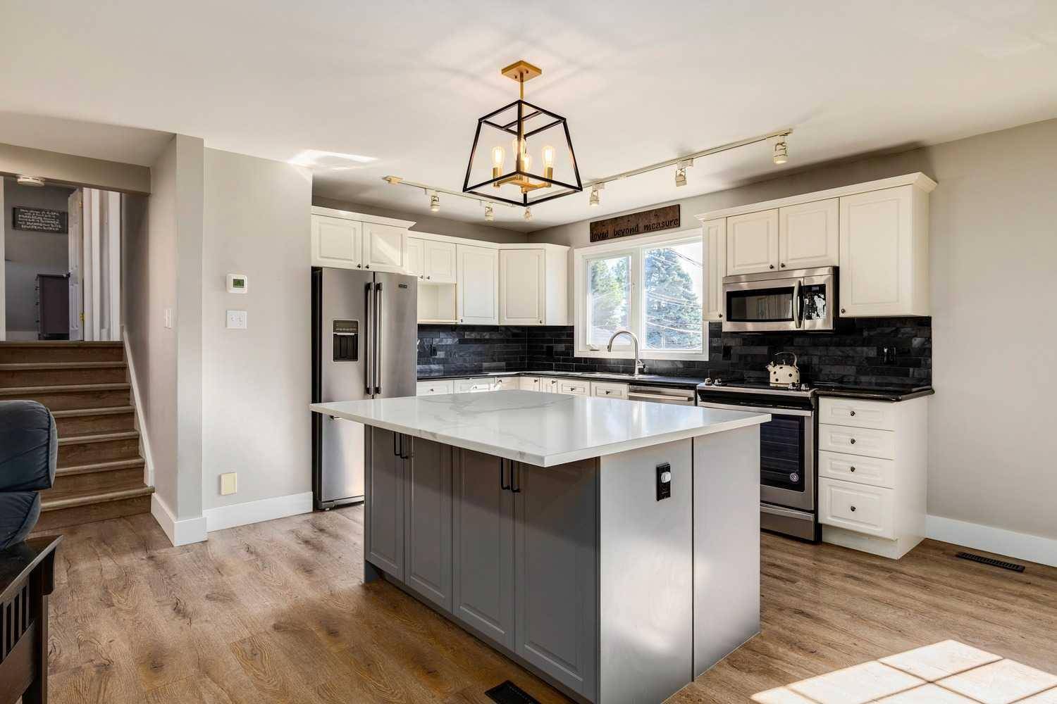 Calgary, AB T3E 4K7,1816 Glasgow DR SW