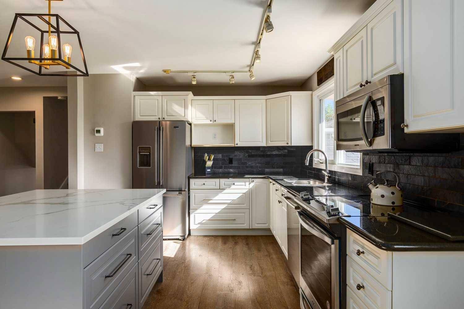 Calgary, AB T3E 4K7,1816 Glasgow DR SW