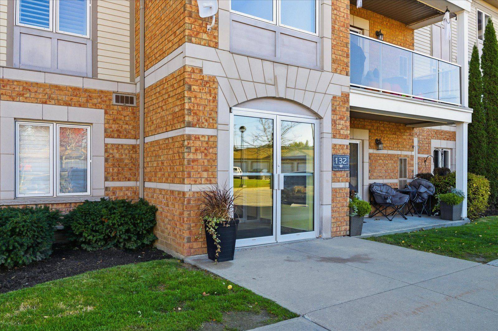 Clarington, ON L1C 0H1,132 Aspen Springs DR #310