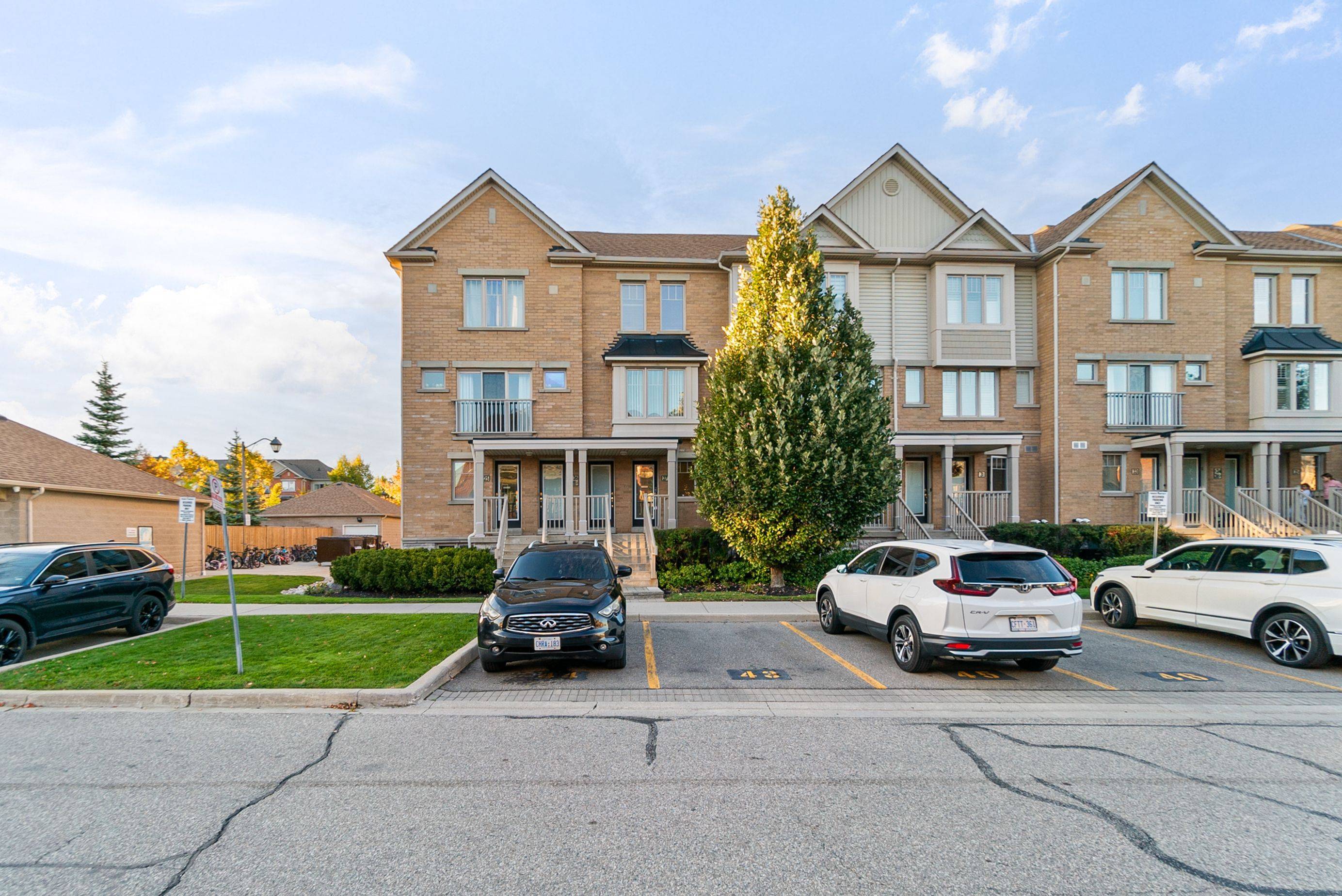 Mississauga, ON L5M 0P7,3250 Bentley DR #27