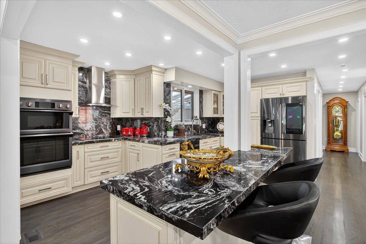 Toronto W09, ON M9R 3G8,6 Evernby BLVD