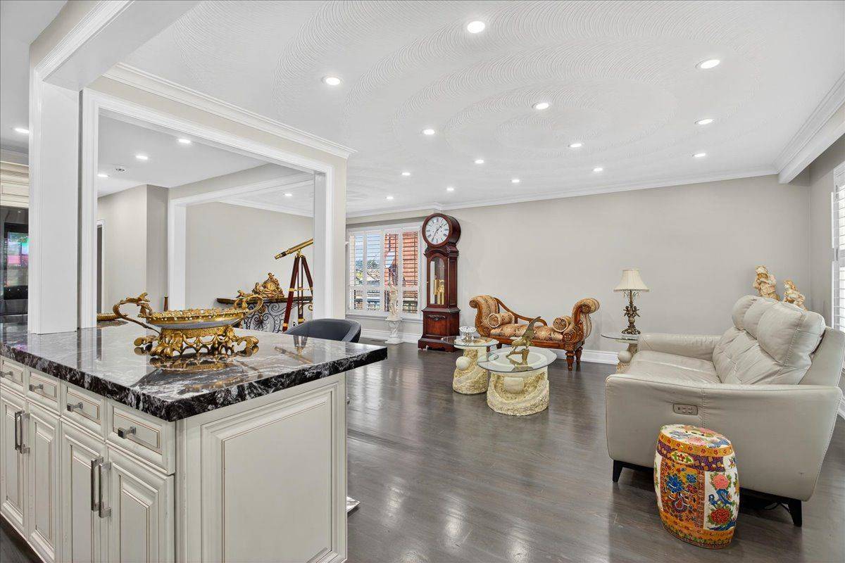 Toronto W09, ON M9R 3G8,6 Evernby BLVD