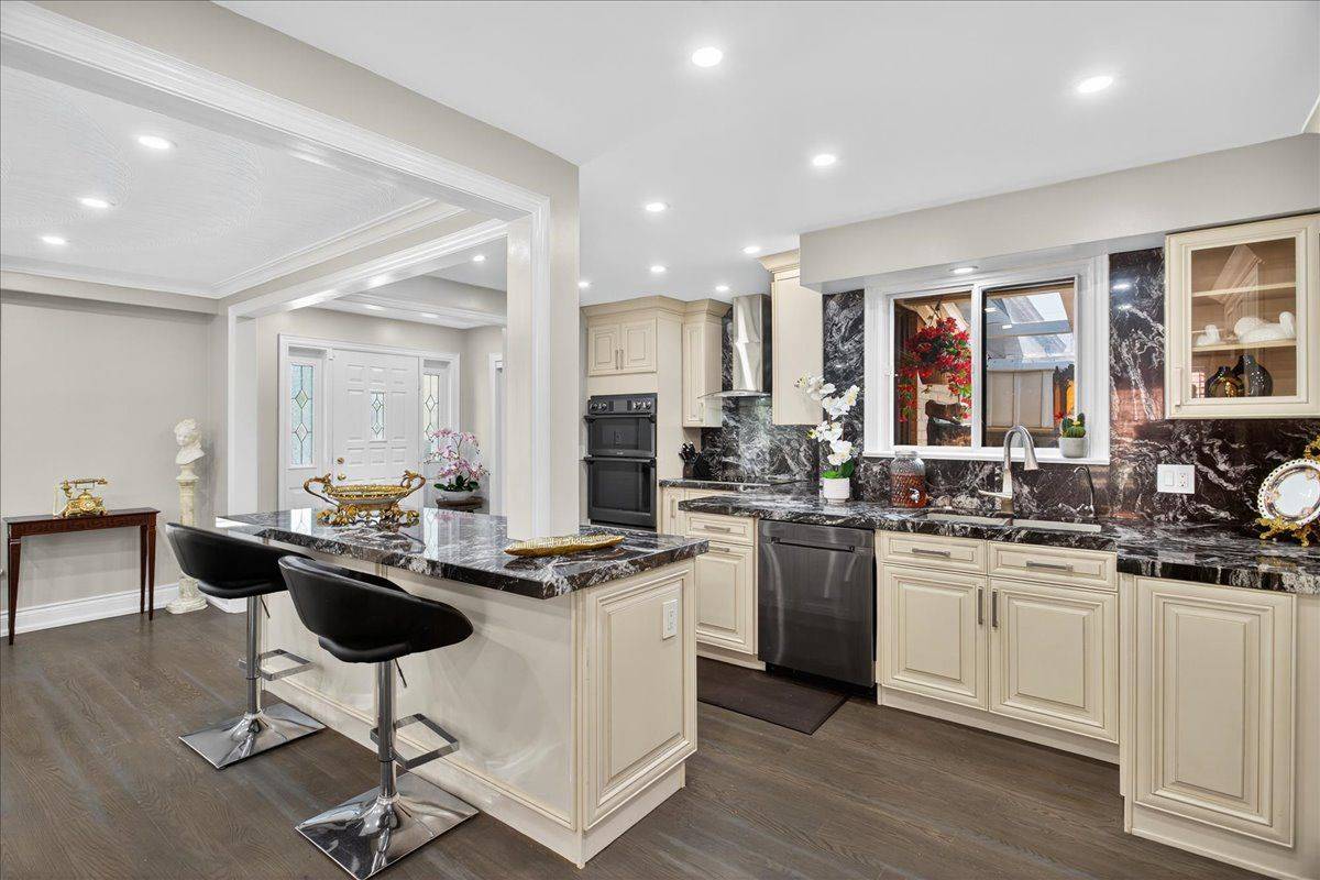 Toronto W09, ON M9R 3G8,6 Evernby BLVD