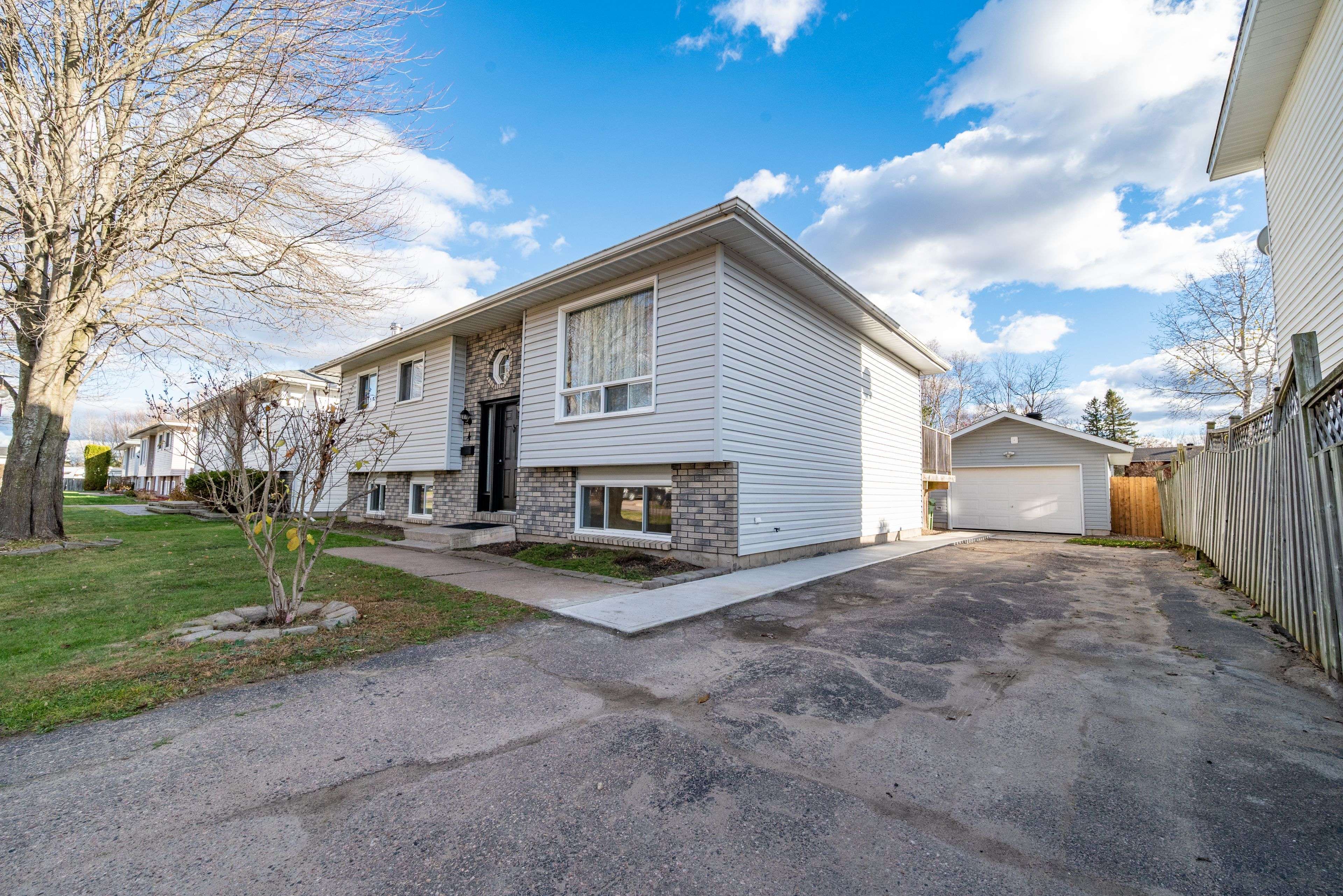 Petawawa, ON K8H 3L3,4 Craig PL