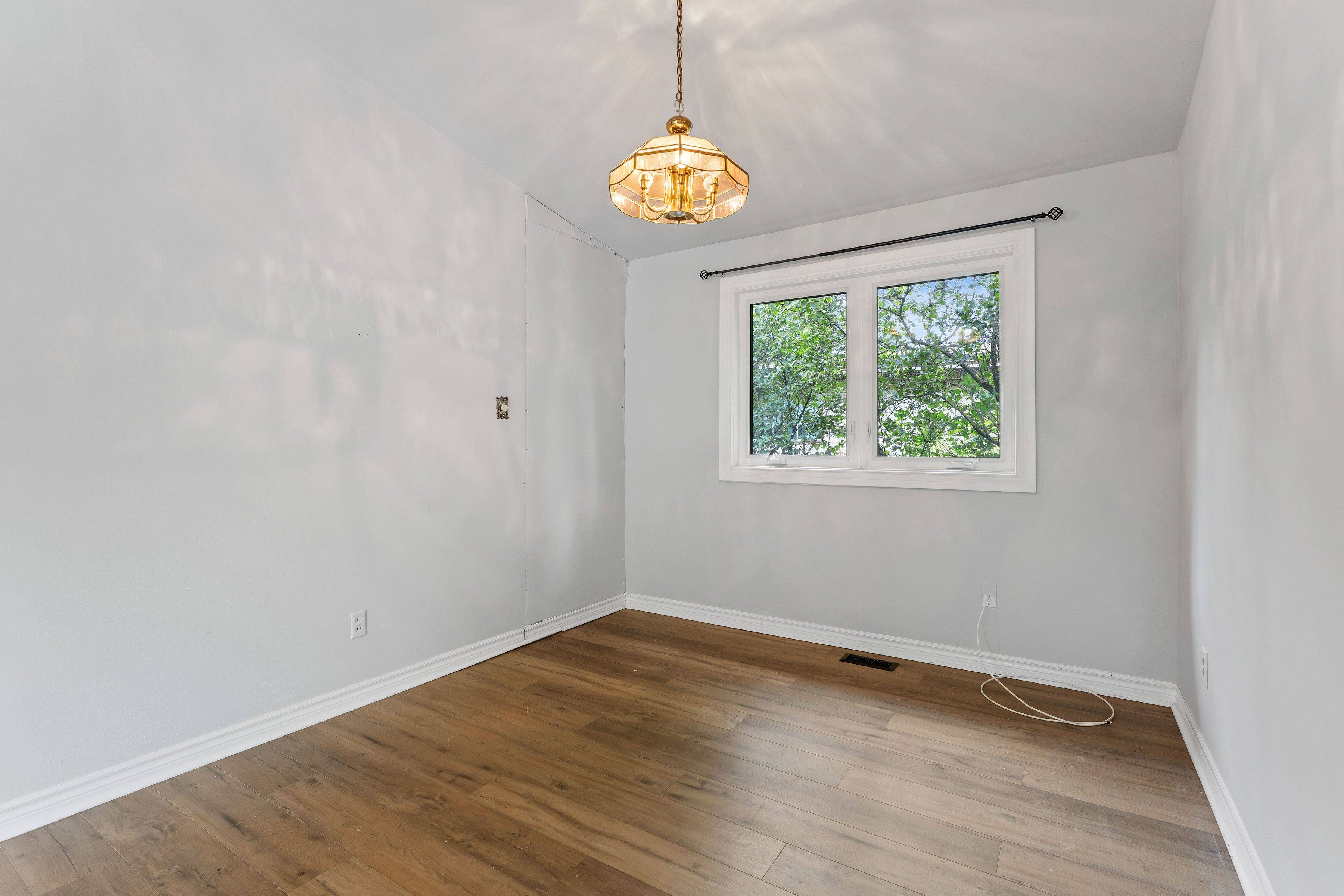 Elmvale Acres And Area, ON K1S 1N4,935 GOREN AVE