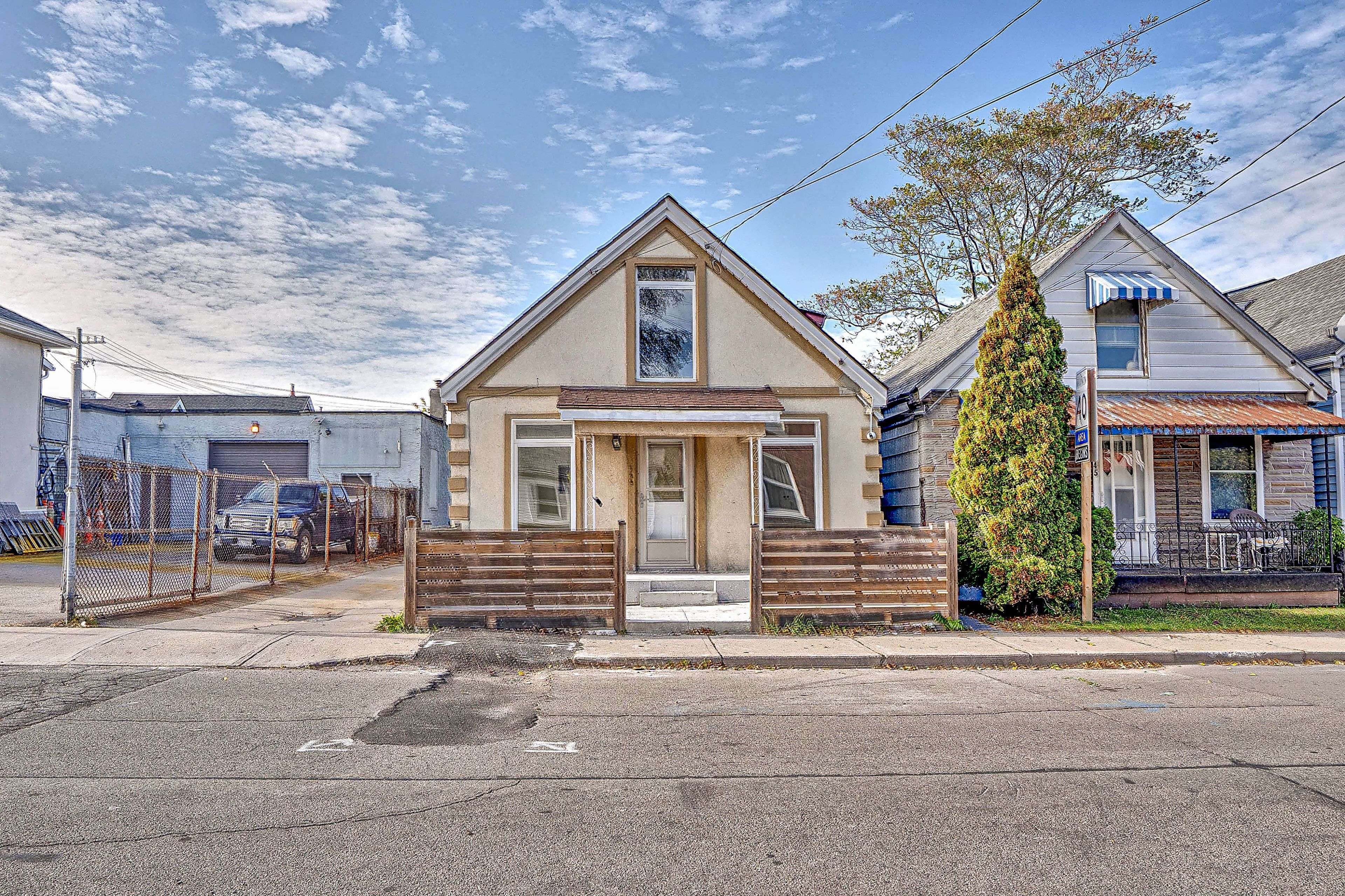 Hamilton, ON L8L 7J9,143 GLENDALE AVE