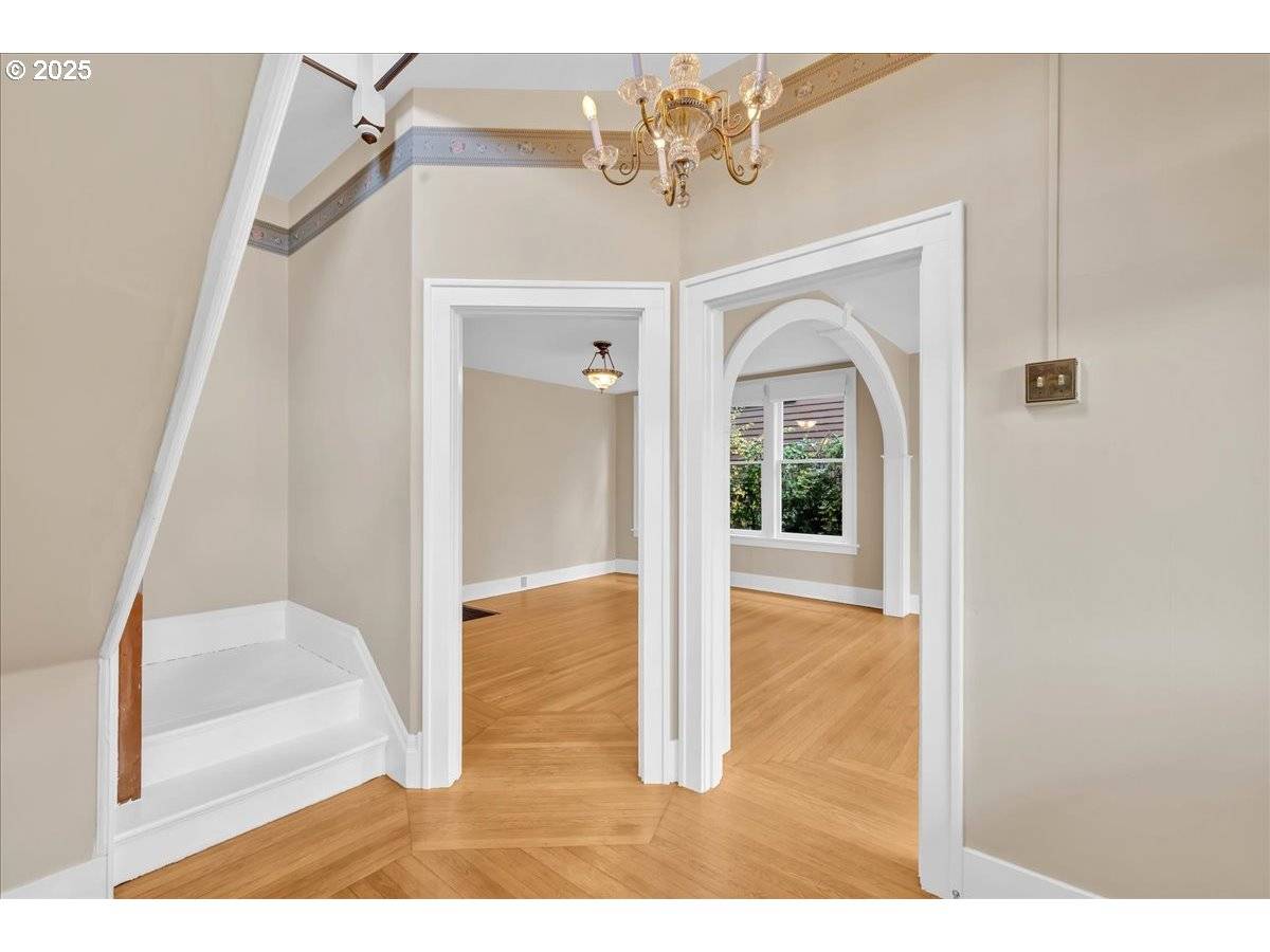 Astoria, OR 97103,674 11TH ST