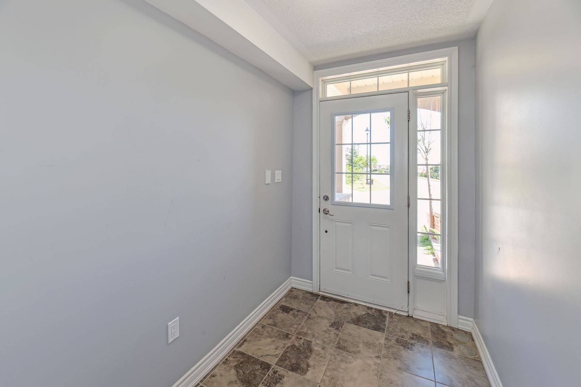 Whitby, ON L1N 2K6,33 Comfort WAY