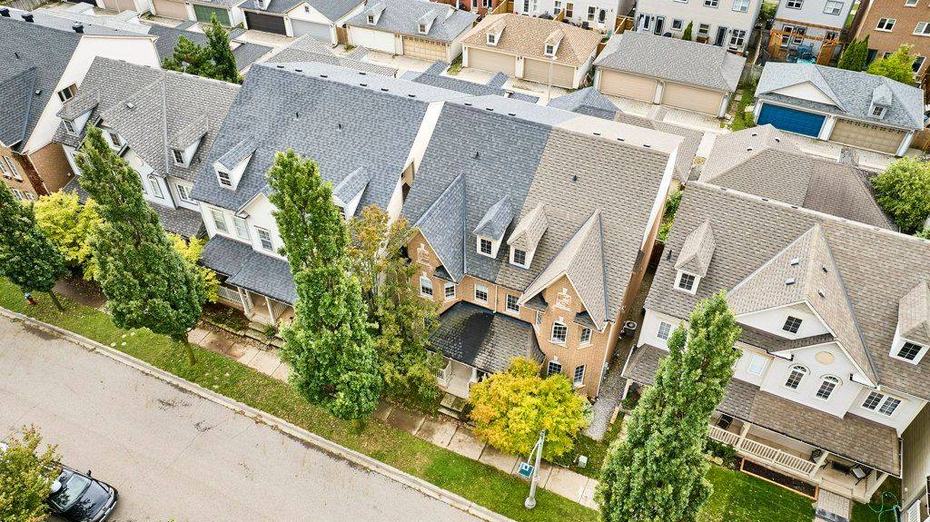 Oakville, ON L6H 6V4,104 Roxton RD