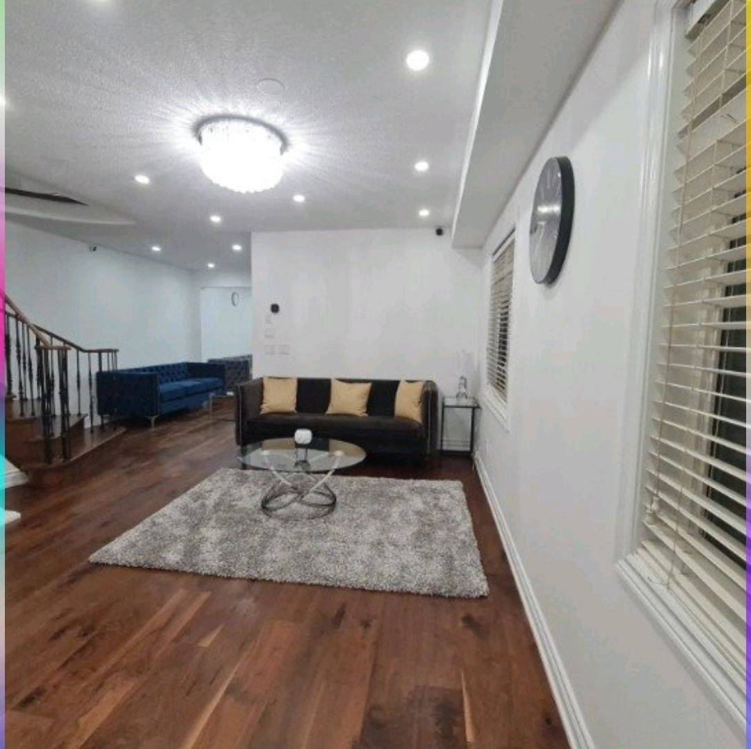 Mississauga, ON L5W 1X2,7153 Village WALK