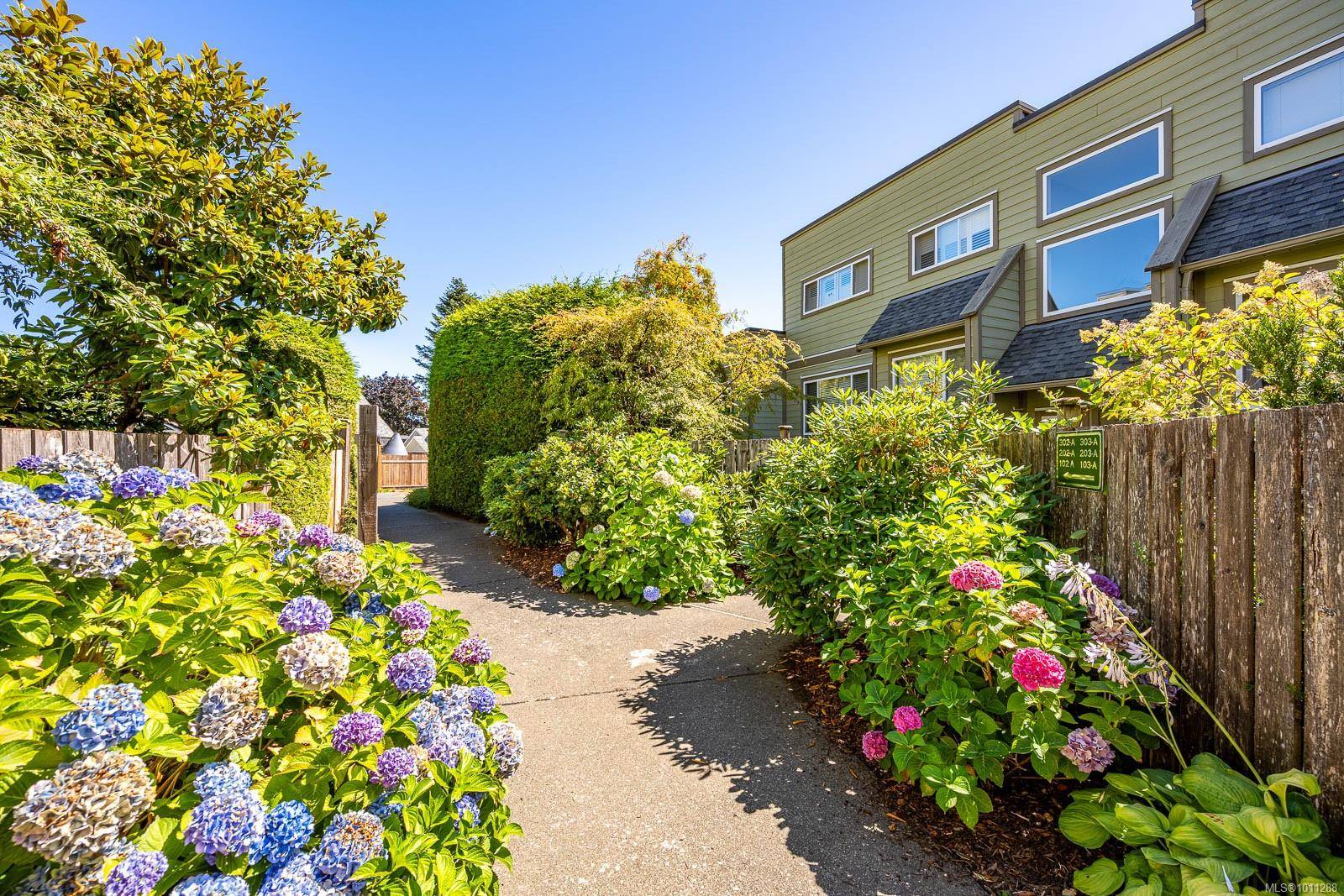 Comox, BC V9M 1C5,2250 Manor Pl #203