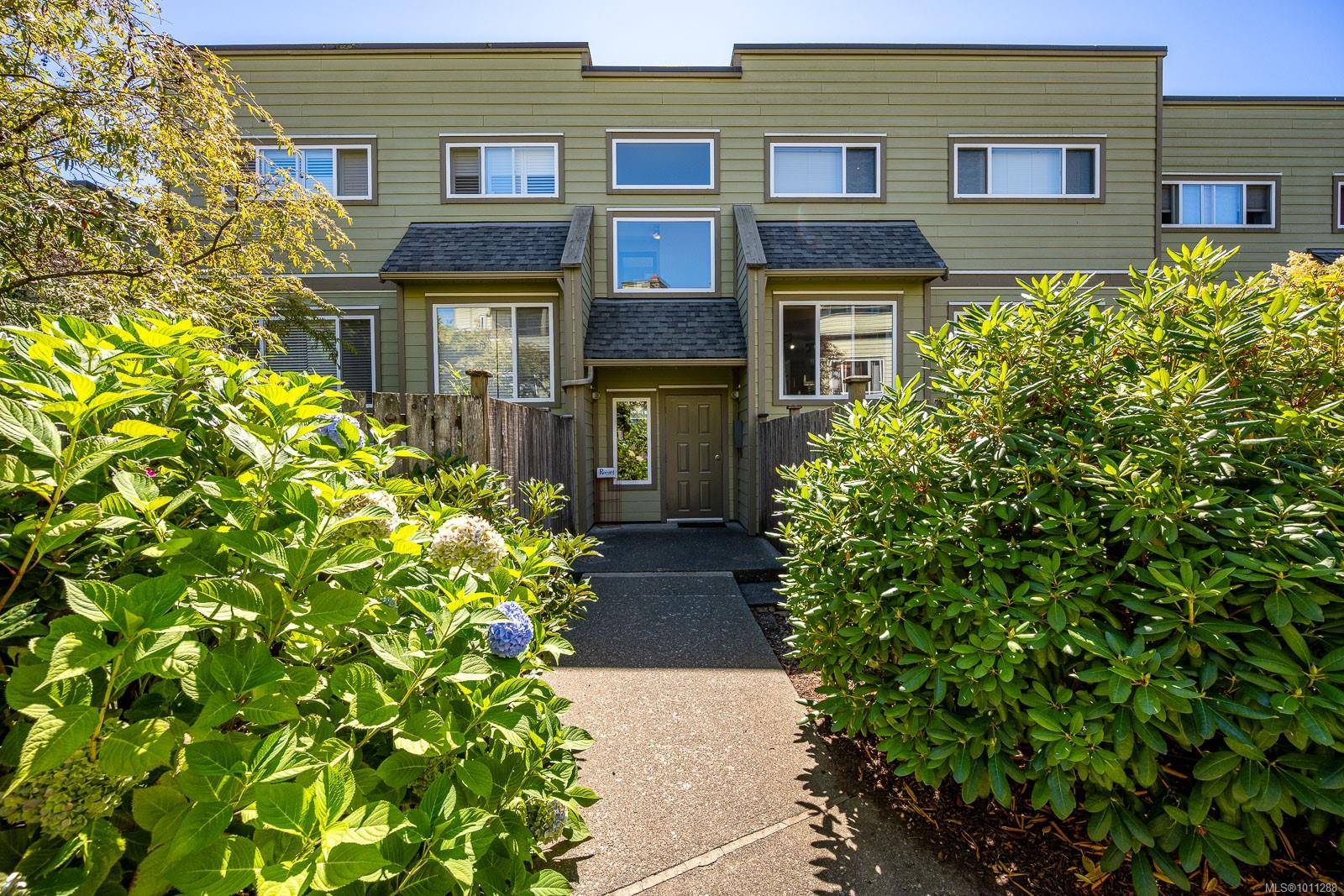 Comox, BC V9M 1C5,2250 Manor Pl #203